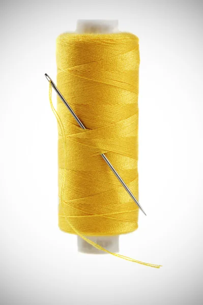 Žlutá paličkování vlákno s jehlou — Stock fotografie