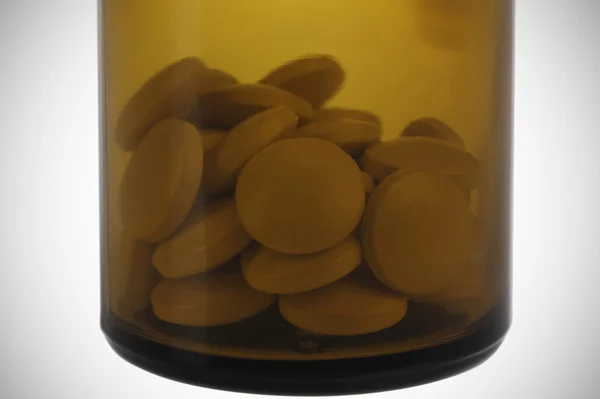 Gesloten bruine pot met pillen. — Stockfoto