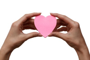 aşk kavramı kırmızı bir kalp tutan eller ile verilmesi.