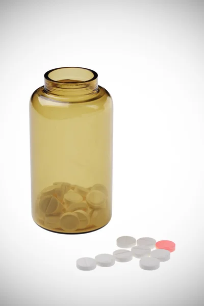 Frasco marrom aberto com seta de pílulas — Fotografia de Stock
