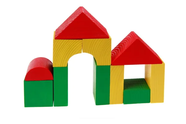 Casas feitas de blocos de construção de madeira coloridos. isolado em wh — Fotografia de Stock