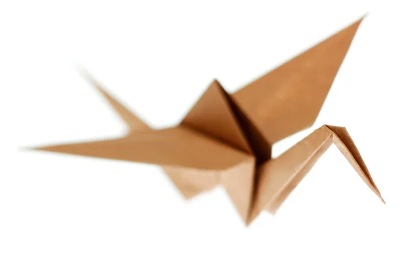 Pájaro grúa de origami hecho de papel reciclado marrón. Aislado en wh —  Fotos de Stock