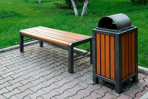 Banc de parc et poubelle Image En Vente