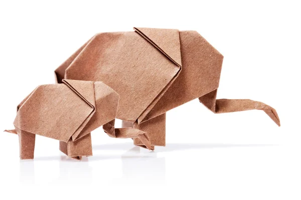 Origami deux éléphants en papier brun isolé sur blanc Photo De Stock