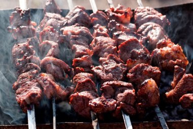 ızgara Şiş Kebap şişler üzerinde