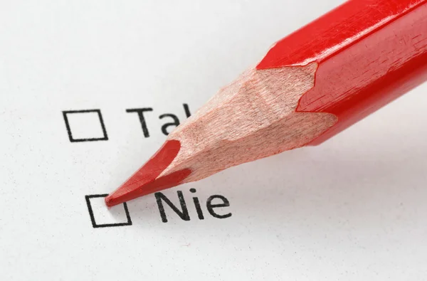Красный карандаш маркировка вариант Нет на польском языке — стоковое фото