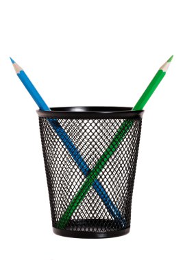 bir kap içinde iki kalem. Beyaz arka plan üzerinde izole