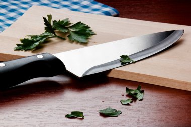 kesme tahtası üzerinde mutfak knive