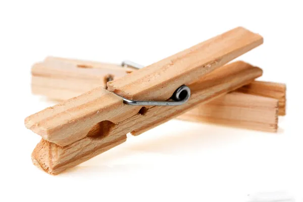 Beyaz üzerine iki clothespins dönüştürün — Stok fotoğraf