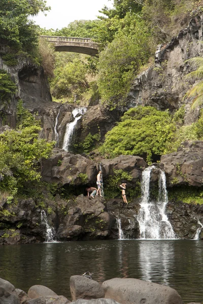 Douche sous les cascades — Photo