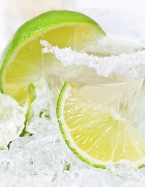 Altın tekila tuz ve limon ile