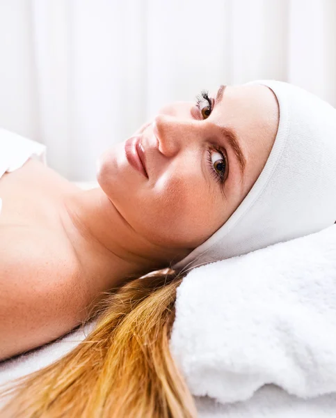 Girl in spa clinic — Stock Photo, Image