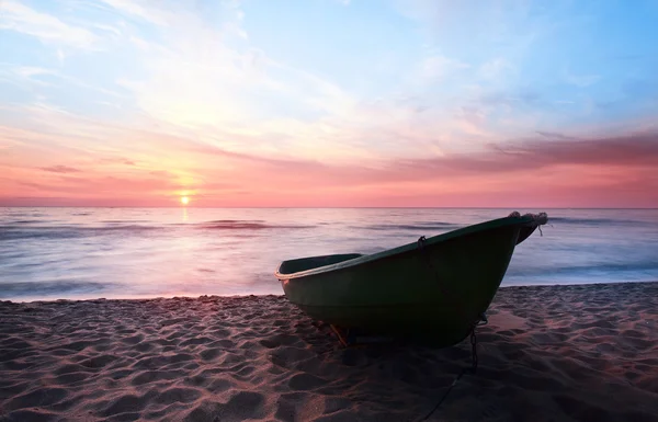 Tramonto. Barca sulla costa . — Foto Stock