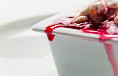 Kiraz reçelli süzme peynir.