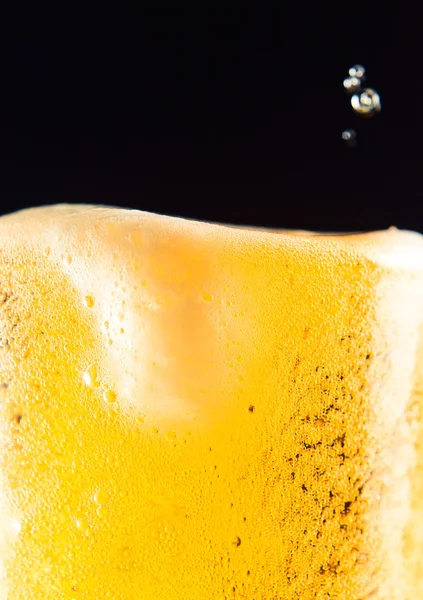 Taza de cerveza con espuma —  Fotos de Stock