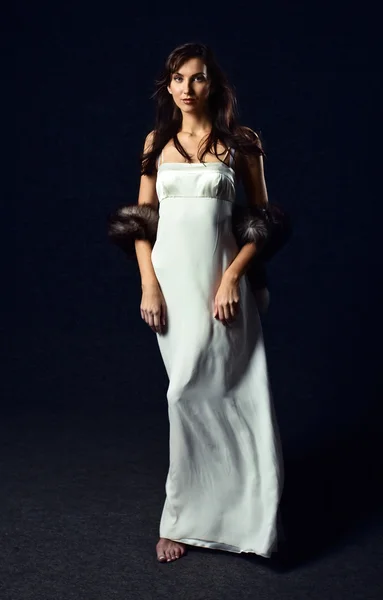 Mujer joven en vestido blanco —  Fotos de Stock