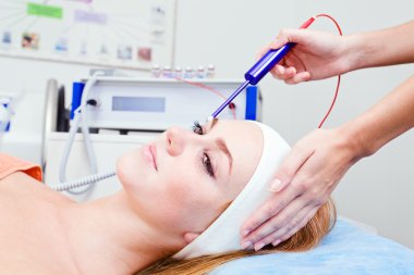 kozmetik işlemler yaparken kız