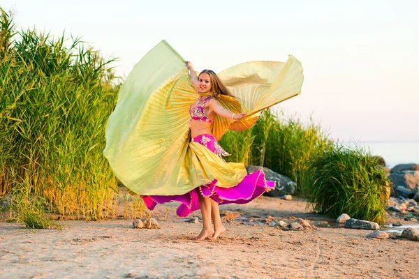 Ragazza in abito est — Foto Stock