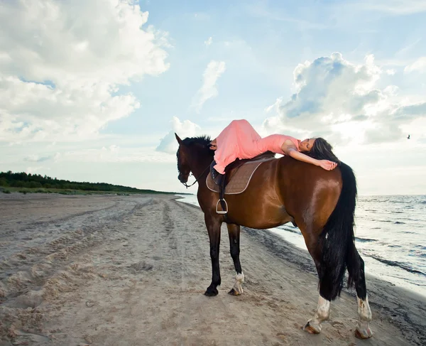 Ragazza con cavallo sulla costa — Foto Stock