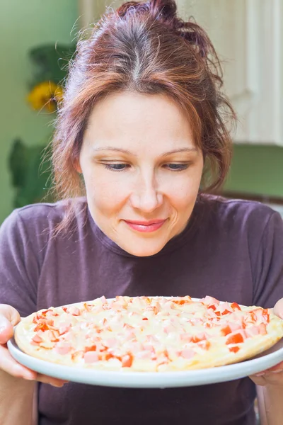 Žena s pizzou — Stock fotografie