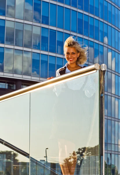 Happy blond woman in downtown — Stock Photo, Image