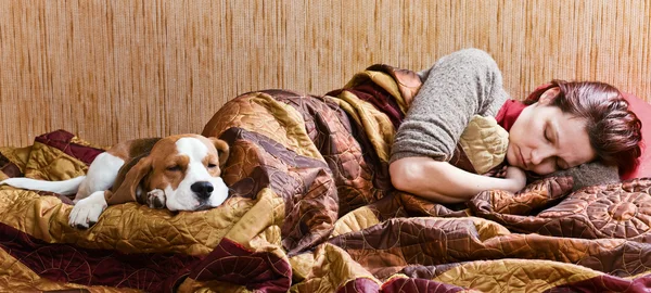 The sleeping woman and its dog — Stock Photo, Image