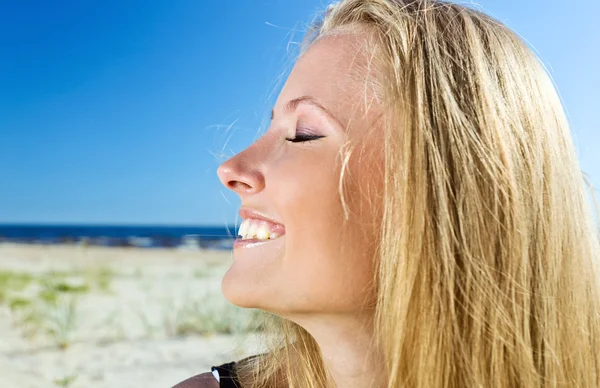 Mulher feliz em uma praia — Fotografia de Stock