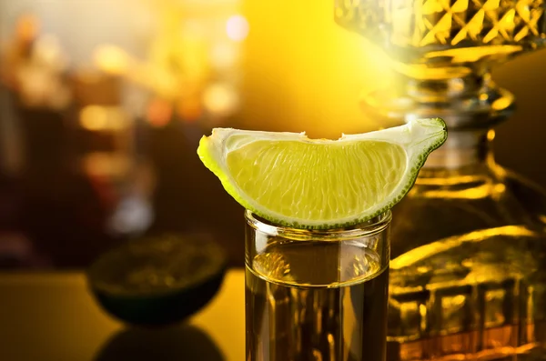 Gold Tequila und Limette — Stockfoto