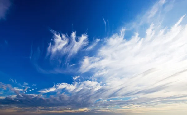 Beau ciel bleu avec des nuages — Photo