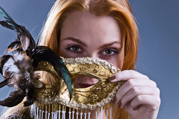 Bella donna con maschera veneziana d'oro — Foto Stock