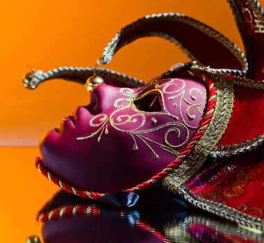 bir ayna tabloda çan ile maske