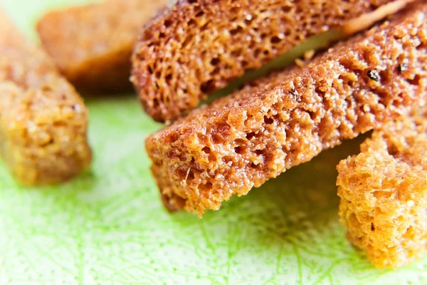 Roggebrood geroosterd met zout en plantaardige olie — Stockfoto