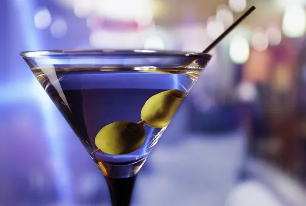 Martini met groene olijven — Stockfoto