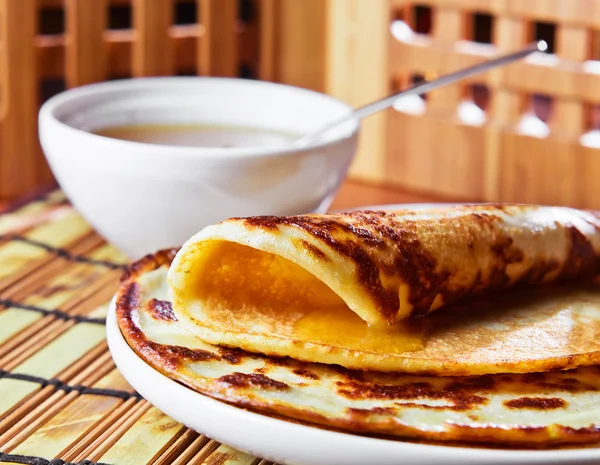 Pfannkuchen und Honig — Stockfoto