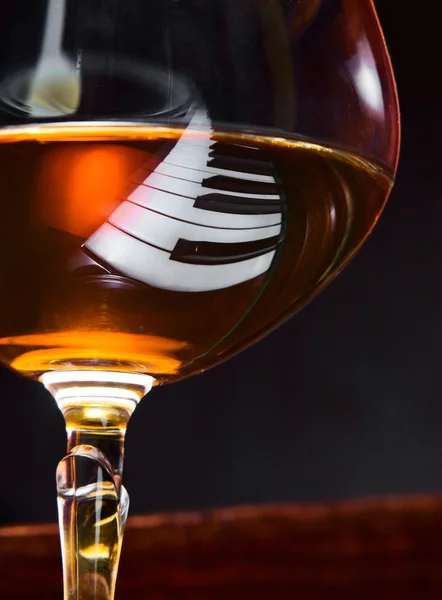 Brandy on a piano — Stock Photo, Image