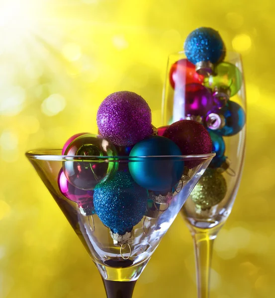 Boules de Noël dans des verres à vin — Photo