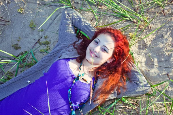 La jeune femme sur une plage — Photo