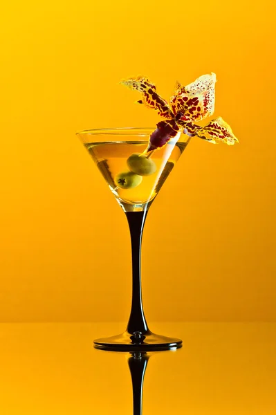 Martini with green olives — Stock Photo, Image