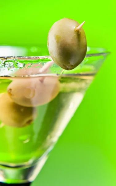 Martini mit grünen Oliven — Stockfoto