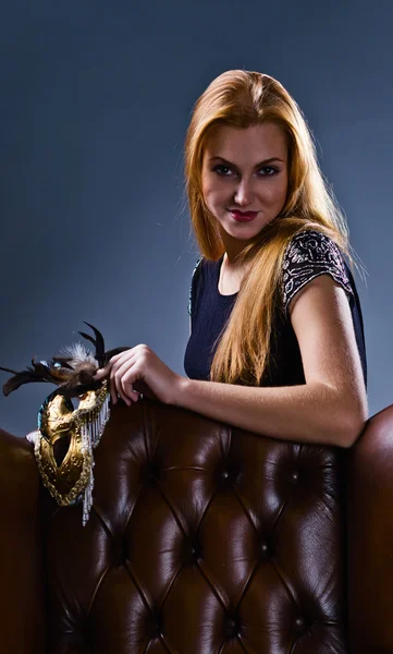 Vrouw met gouden Venetiaanse masker — Stockfoto