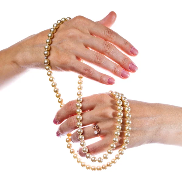 Manos femeninas con una perla — Foto de Stock