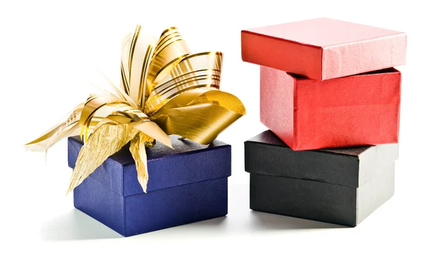 Beyaz arkaplanda hediye kutuları — Stok fotoğraf