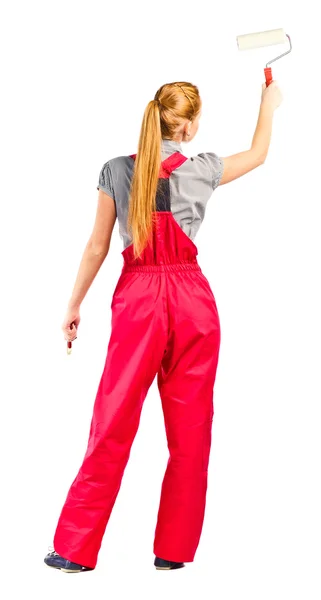 Młoda kobieta w czerwony kombinezon z narzędzia malarskie — Zdjęcie stockowe