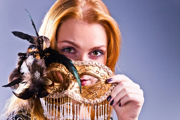 Donna con maschera veneziana d'oro — Foto Stock