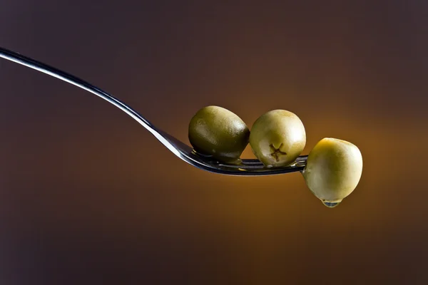 Olive verdi su una forchetta — Foto Stock
