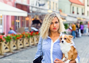 Köpekli genç kadın.