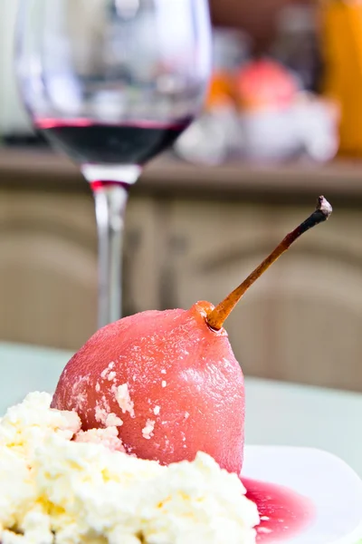 Pera y mascarpone con salsa de vino tinto — Foto de Stock