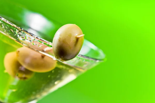 Yeşil zeytinli martini — Stok fotoğraf