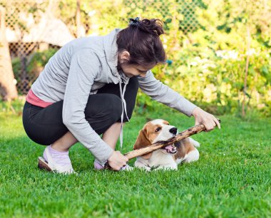 kadın ve köpek çim üzerinde