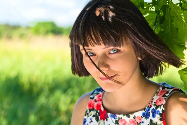 Chica joven en un prado — Foto de Stock